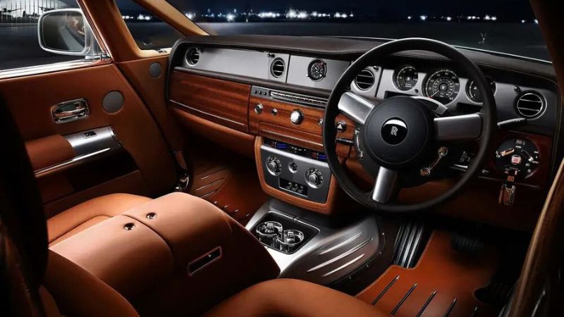 rolls royce thường có các chi tiết bằng gỗ tự nhiên