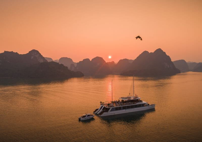 Ngắm hoàng hôn trên vịnh