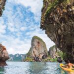 Chèo kayak qua các khối đá