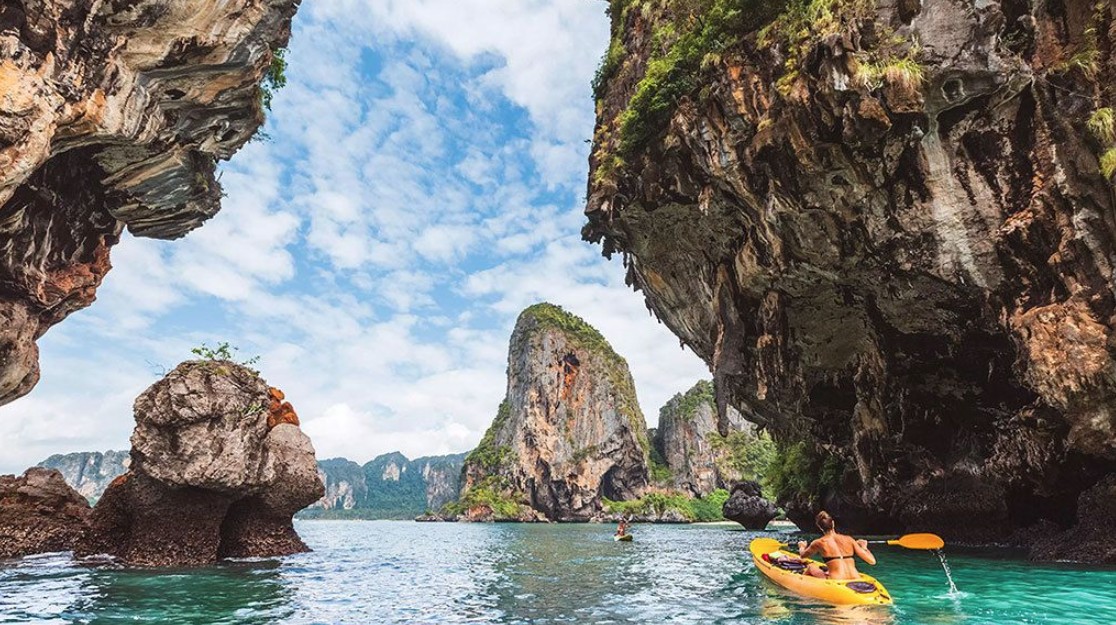 Chèo kayak qua các khối đá