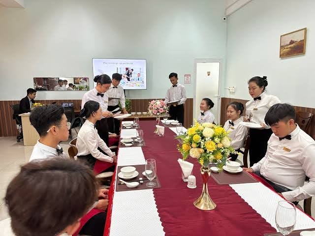 Tư vấn giúp phụ huynh hiểu chi phí học Cao đẳng và Đại học khác nhau thế nào.